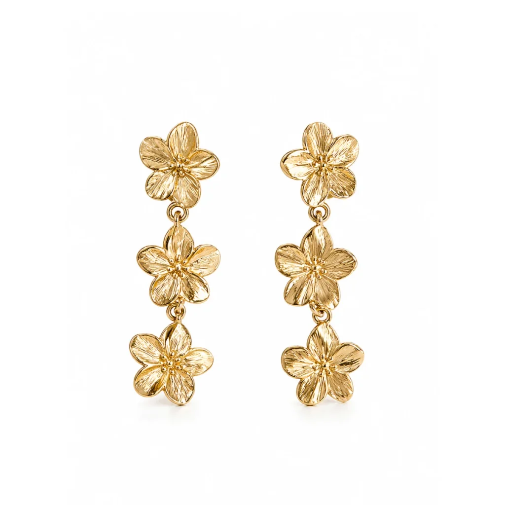 Boucles d'oreilles pendantes triple fleur texturée dorées — grandes