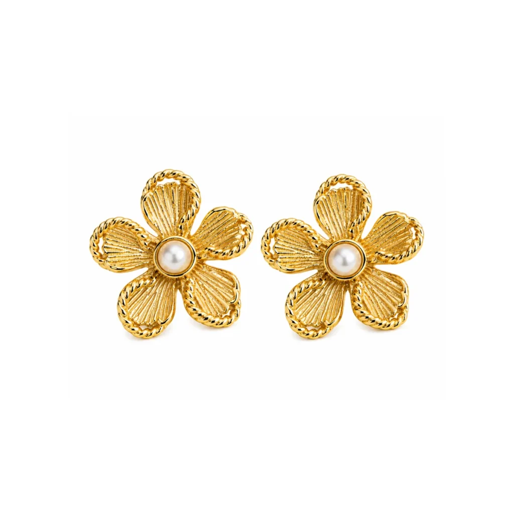 Boucles d'oreilles puces fleur texturée perle centrale dorées